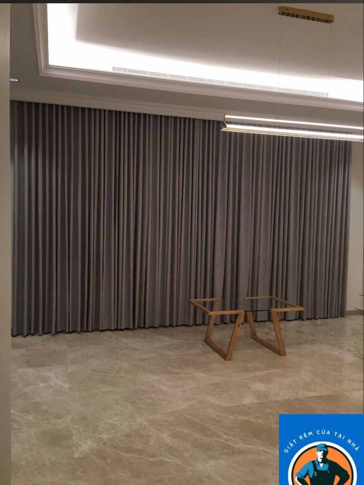 Vệ sinh rèm cửa tại nhà Long Biên