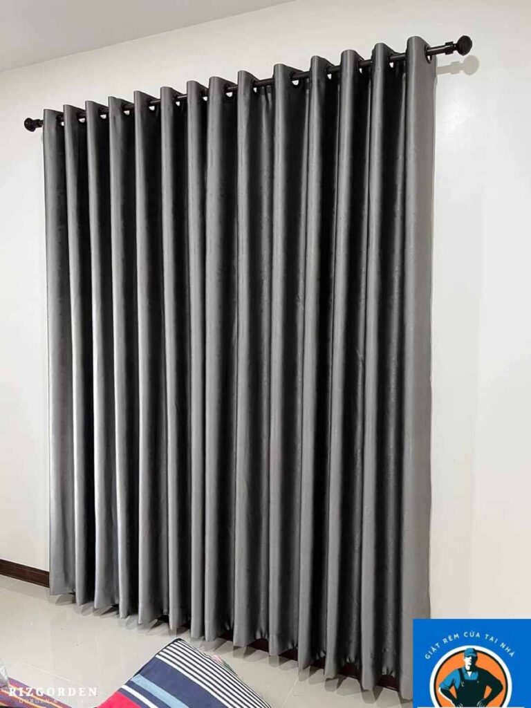 Phương Anh nhận giặt rèm vải tại nhà Đan Phượng