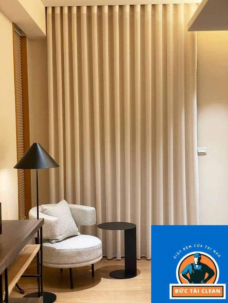 Thợ giặt rèm vải tại nhà Thanh Xuân